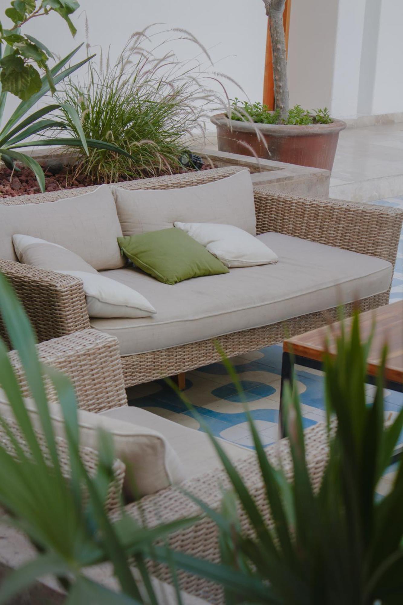 Hotel Catedral La Paz Ngoại thất bức ảnh A rattan sofa