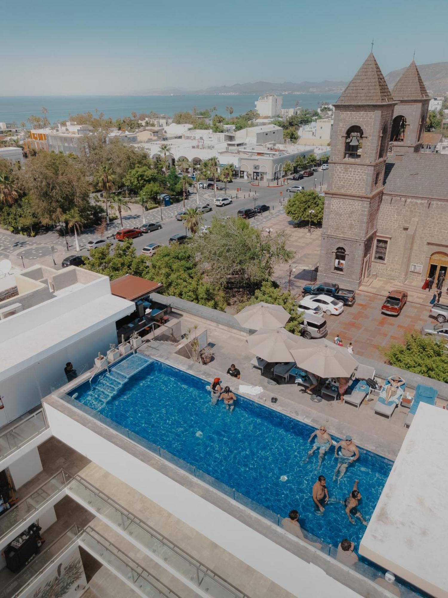 Hotel Catedral La Paz Ngoại thất bức ảnh Aerial view of the rooftop pool at the Hotel Indigo, Perth