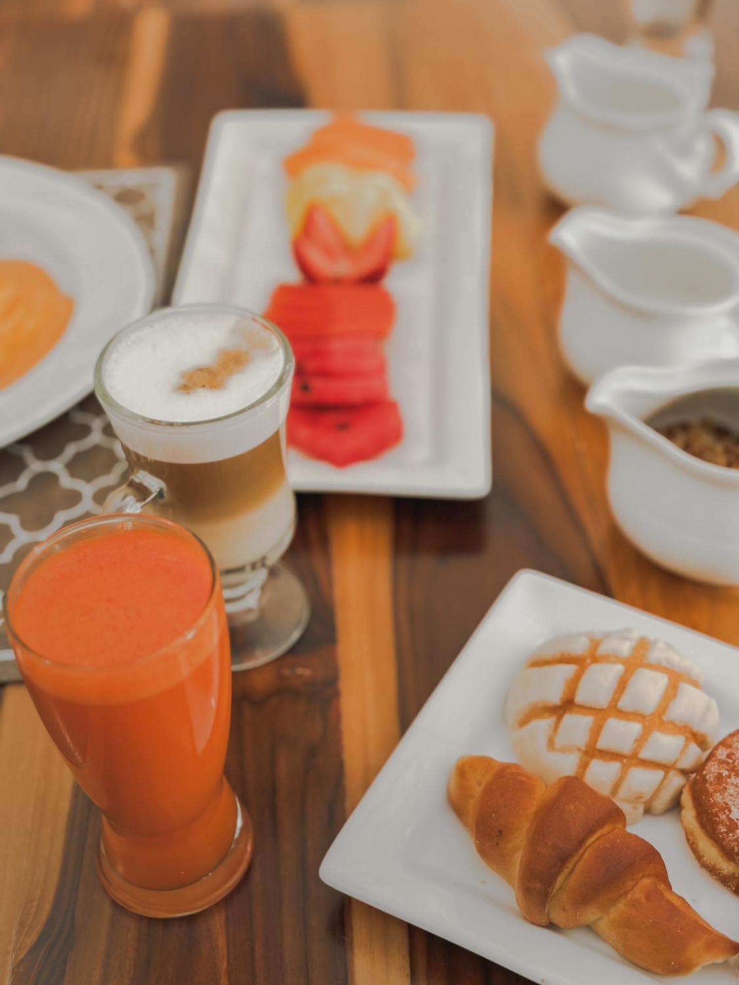 Hotel Catedral La Paz Ngoại thất bức ảnh A glass of carrot juice