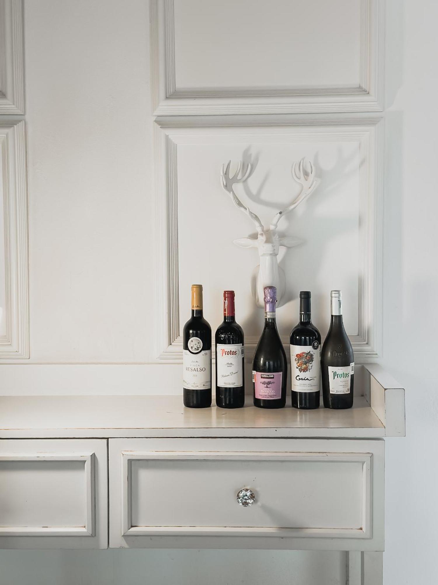 Hotel Catedral La Paz Ngoại thất bức ảnh A selection of wine from the Rioja DOCa