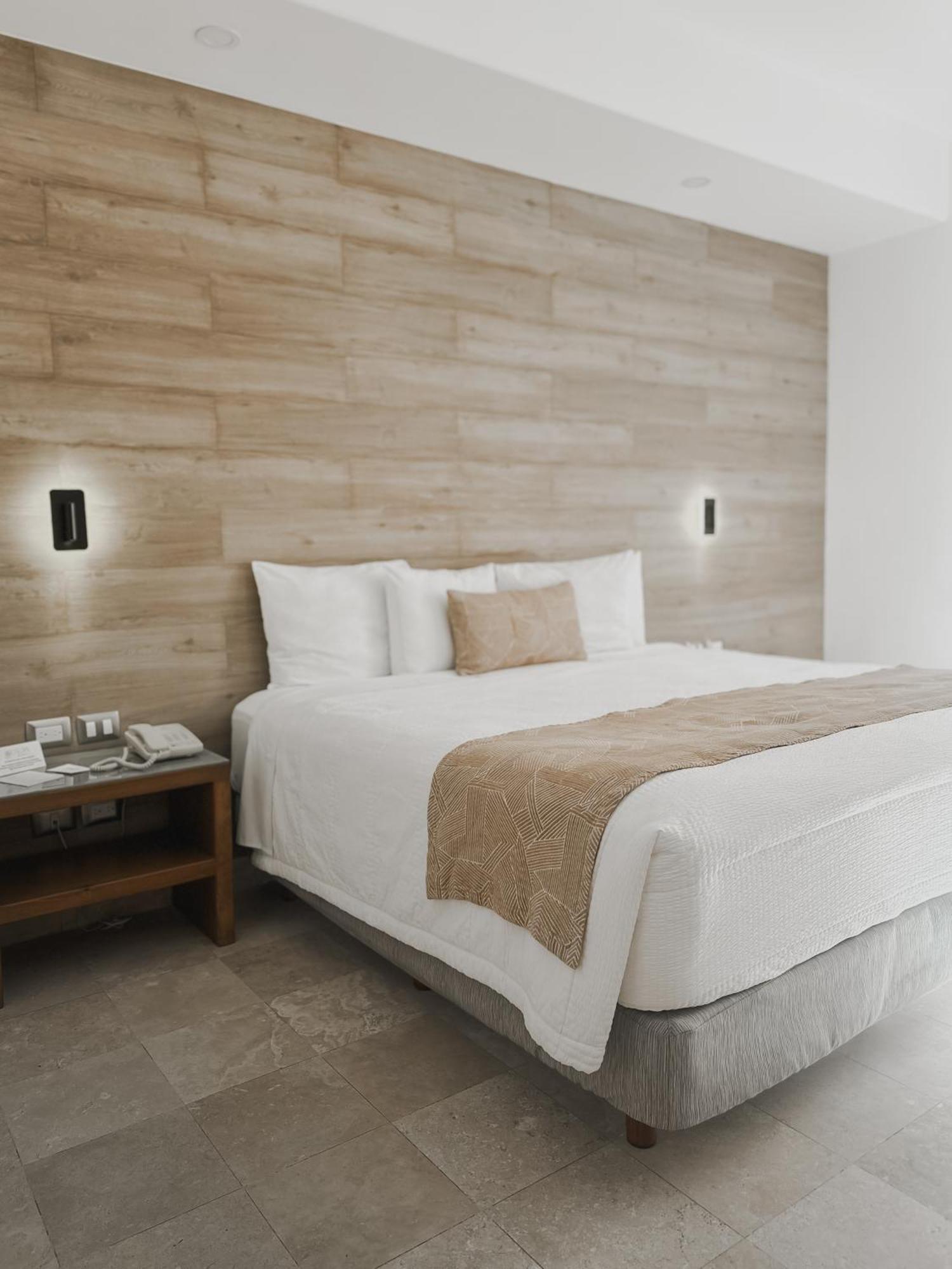 Hotel Catedral La Paz Ngoại thất bức ảnh A bed with a bed runner
