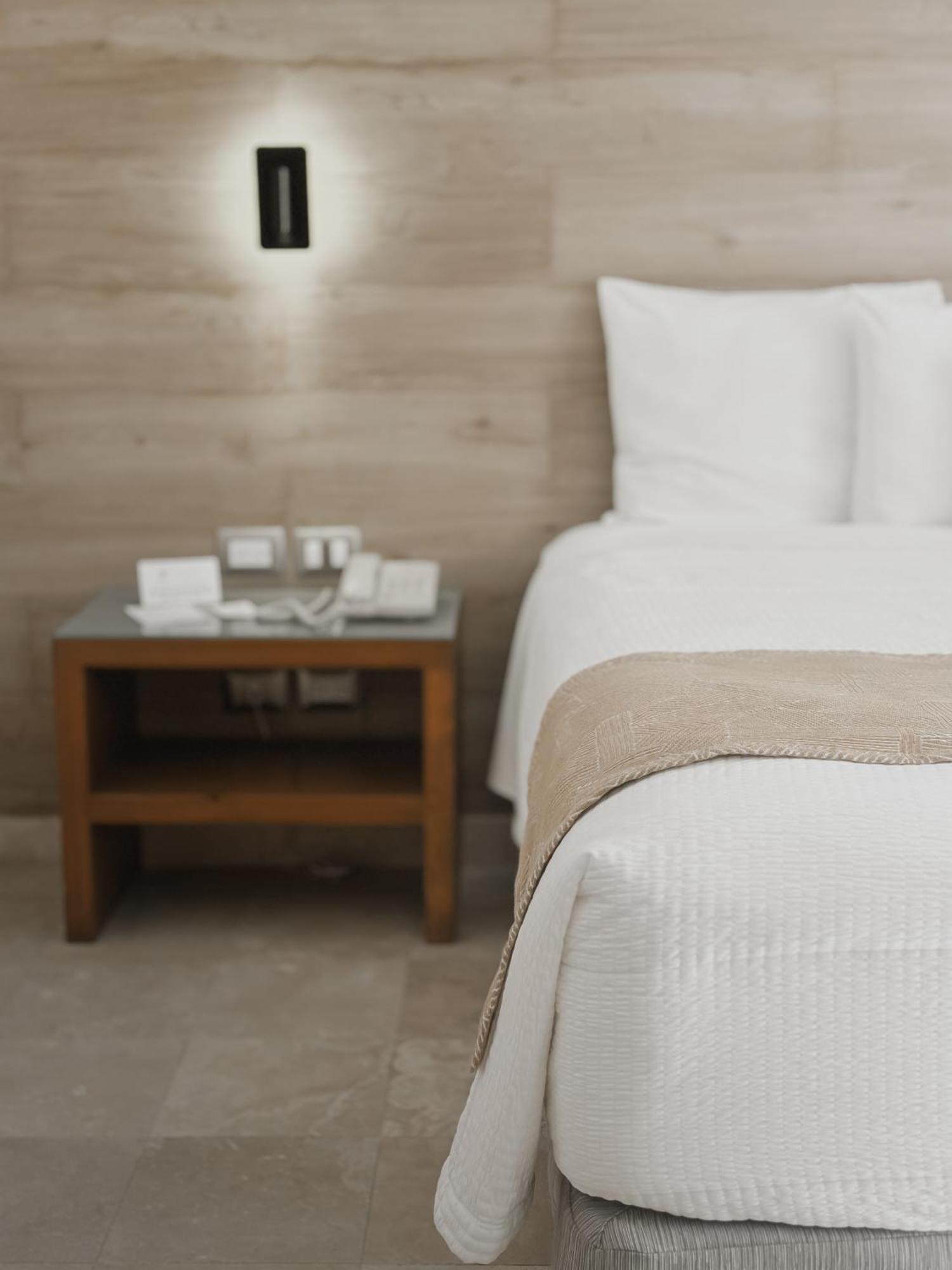 Hotel Catedral La Paz Ngoại thất bức ảnh A bedside table