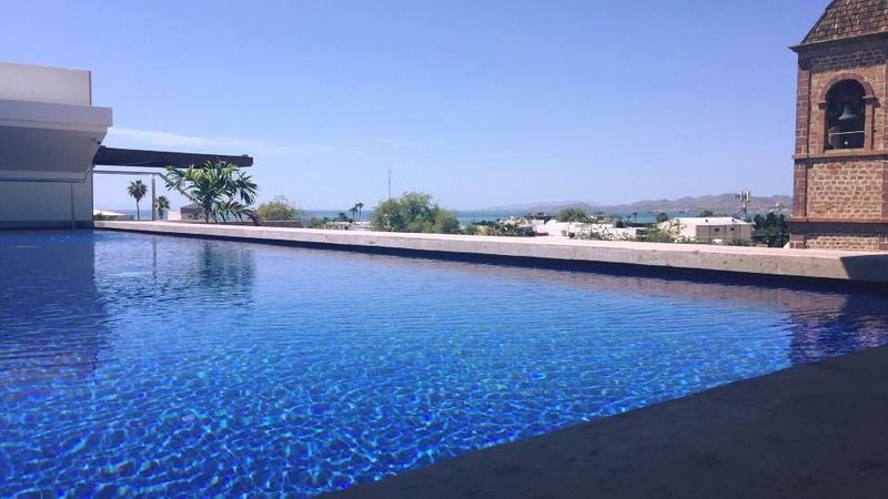 Hotel Catedral La Paz Ngoại thất bức ảnh Infinity pool at the hotel