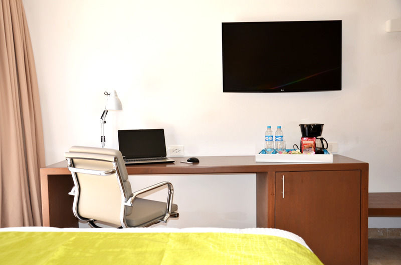 Hotel Catedral La Paz Ngoại thất bức ảnh A hotel room with a coffee maker